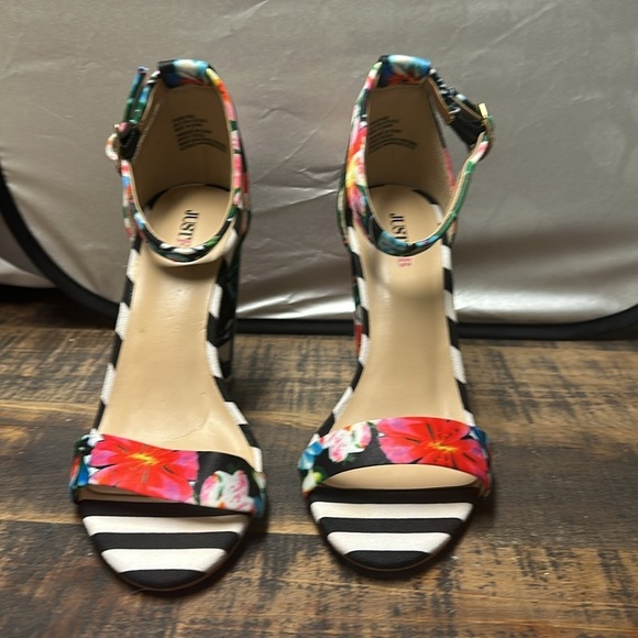 Just Fab is 6 3”chucky heels pumps. Floral black white preowned no flaws​ - Picture 4 of 6
